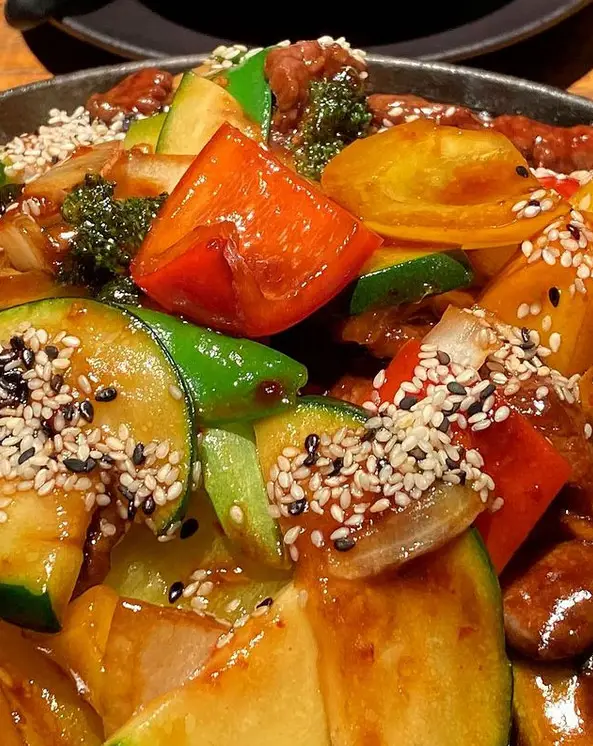 Hot plate with beef, peppers and roasted sesame